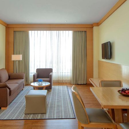 Radisson Blu Hotel New Delhi Dwarka Екстер'єр фото A living room at the Park