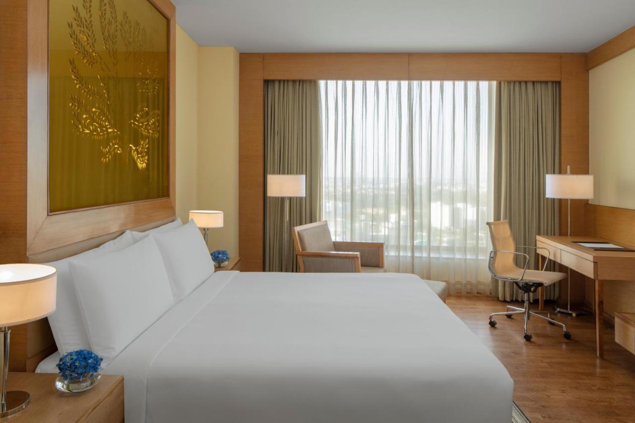 Radisson Blu Hotel New Delhi Dwarka Екстер'єр фото A room at the hotel