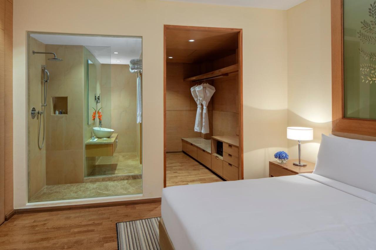 Radisson Blu Hotel New Delhi Dwarka Екстер'єр фото A bathroom in a hotel room