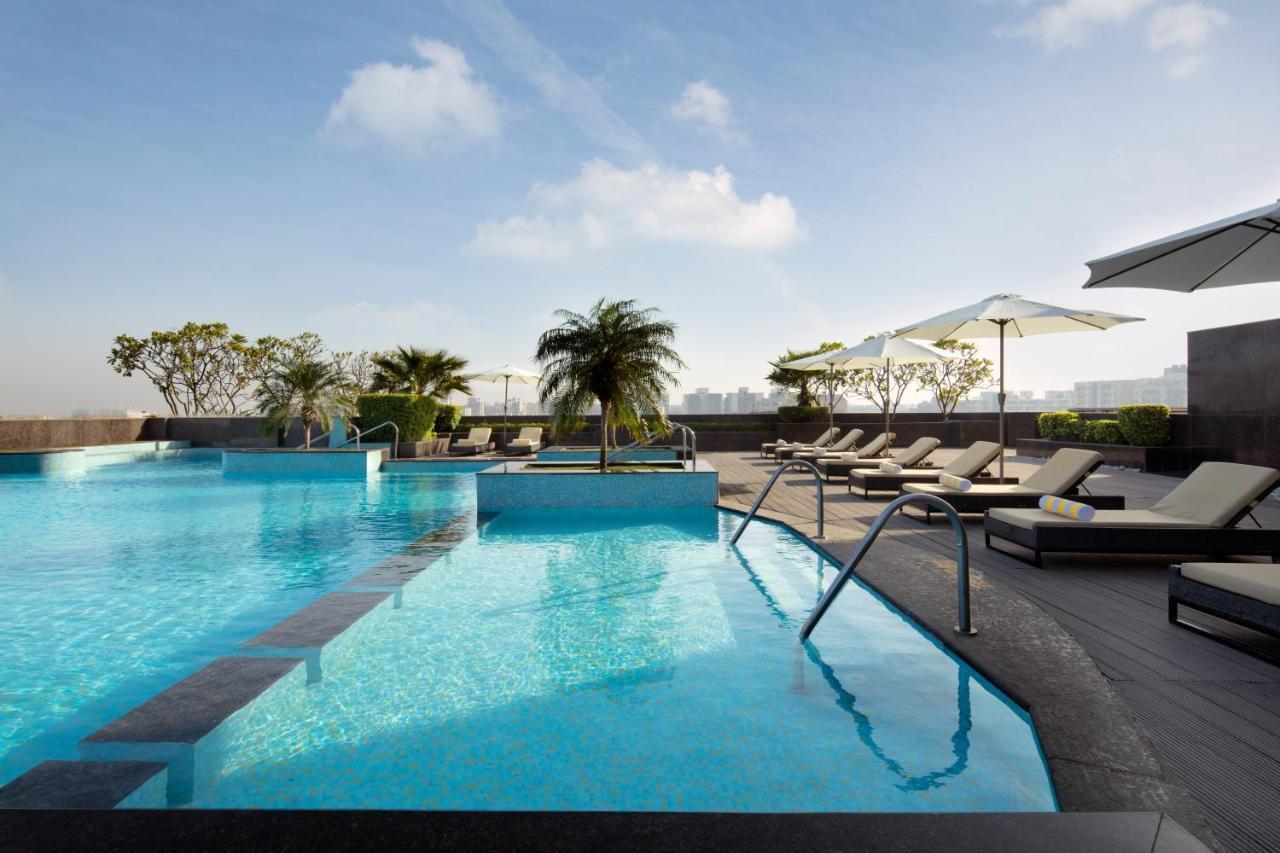 Radisson Blu Hotel New Delhi Dwarka Екстер'єр фото The swimming pool at the hotel