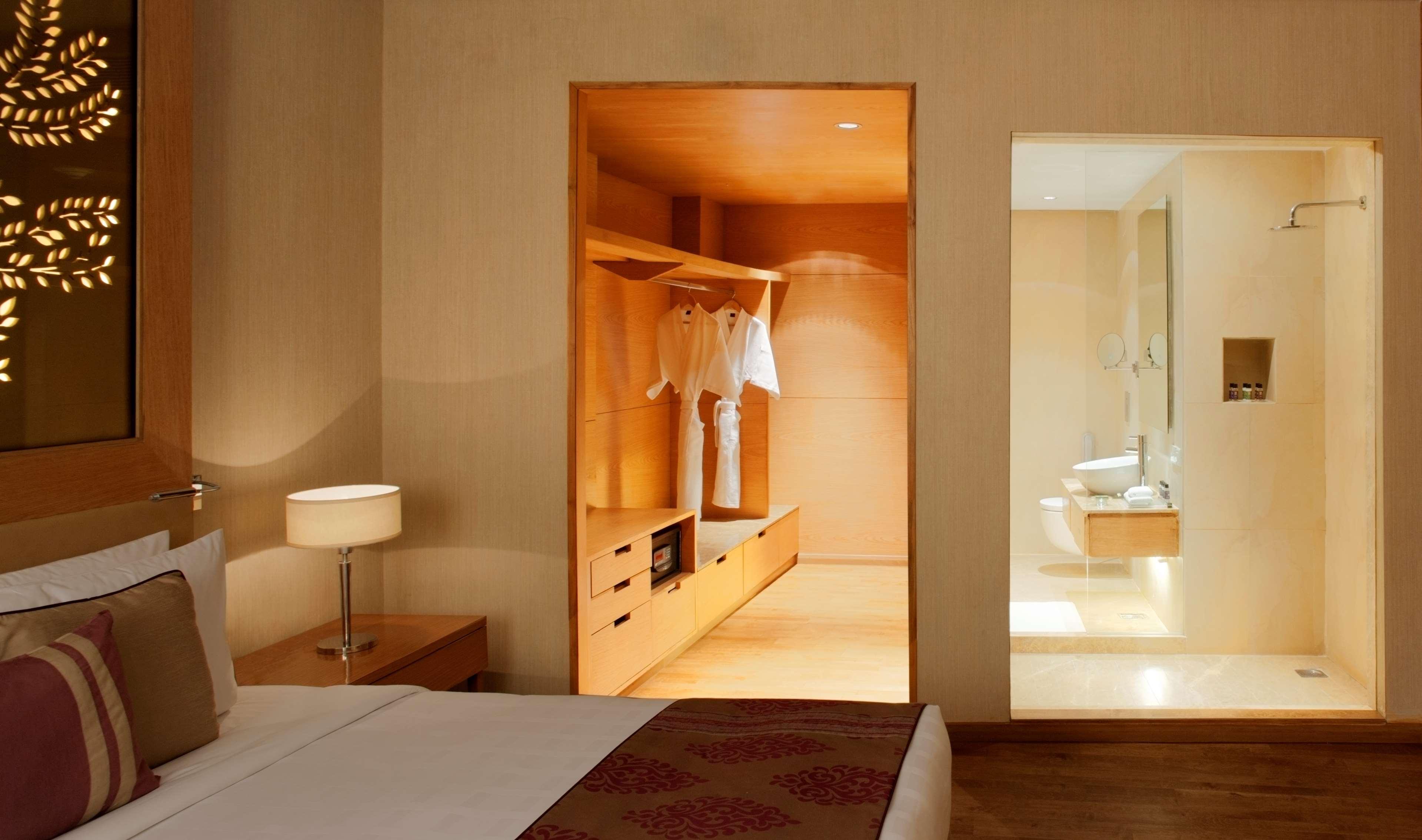 Radisson Blu Hotel New Delhi Dwarka Номер фото A room at the hotel