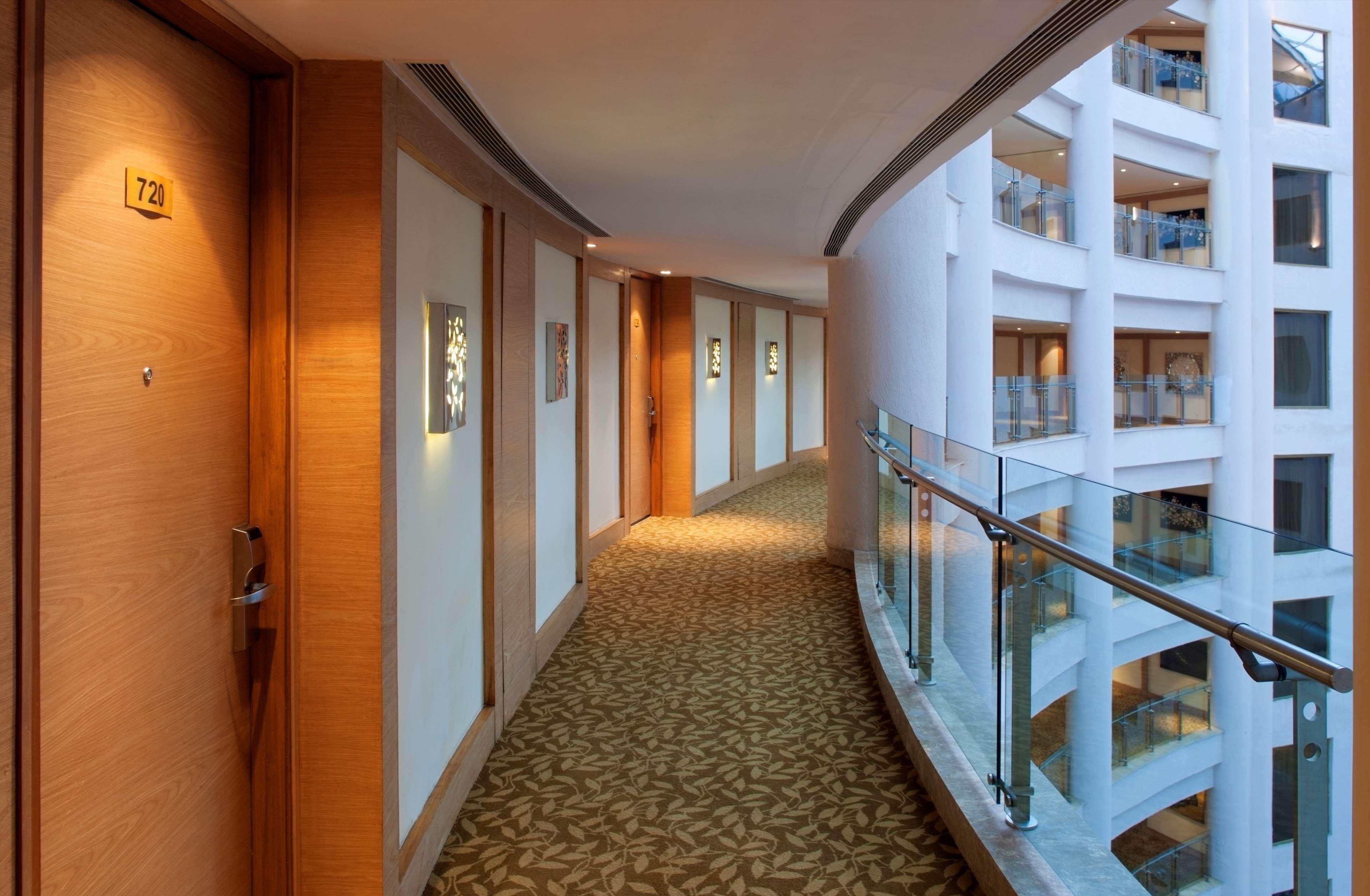 Radisson Blu Hotel New Delhi Dwarka Інтер'єр фото A corridor