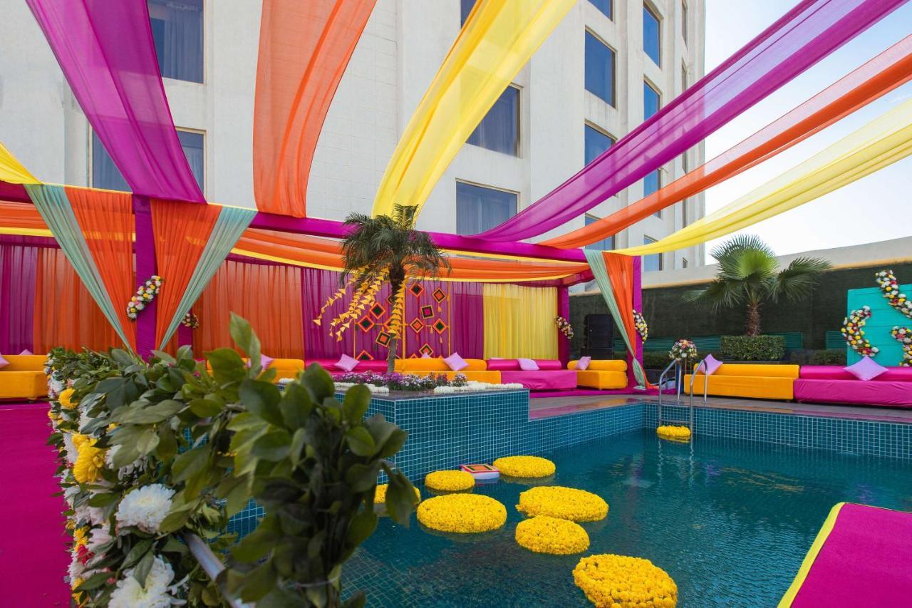 Radisson Blu Hotel New Delhi Dwarka Екстер'єр фото A poolside wedding in India