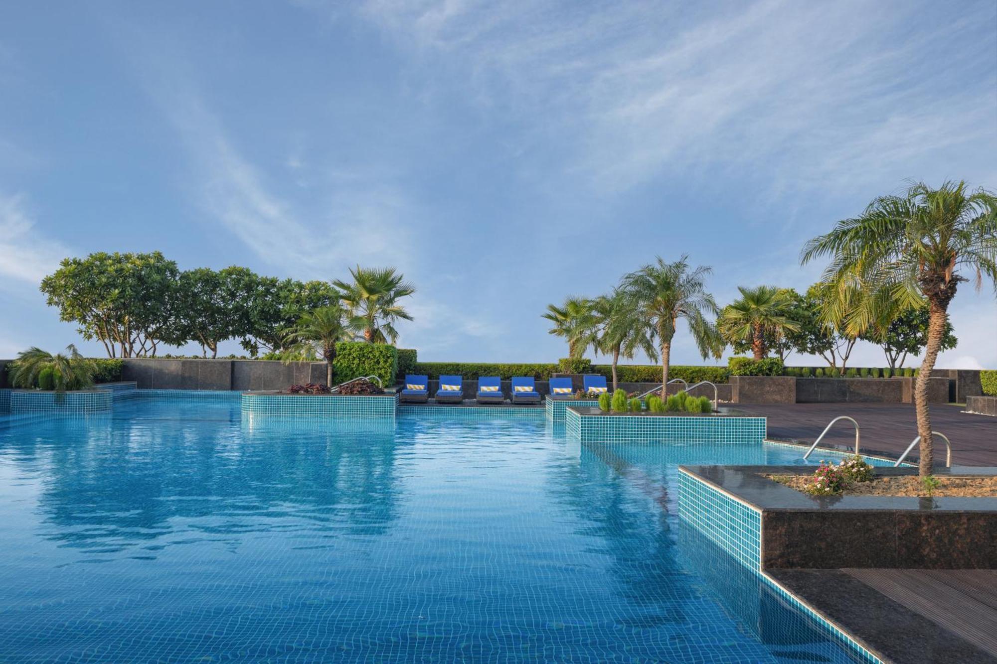 Radisson Blu Hotel New Delhi Dwarka Екстер'єр фото The swimming pool at the hotel