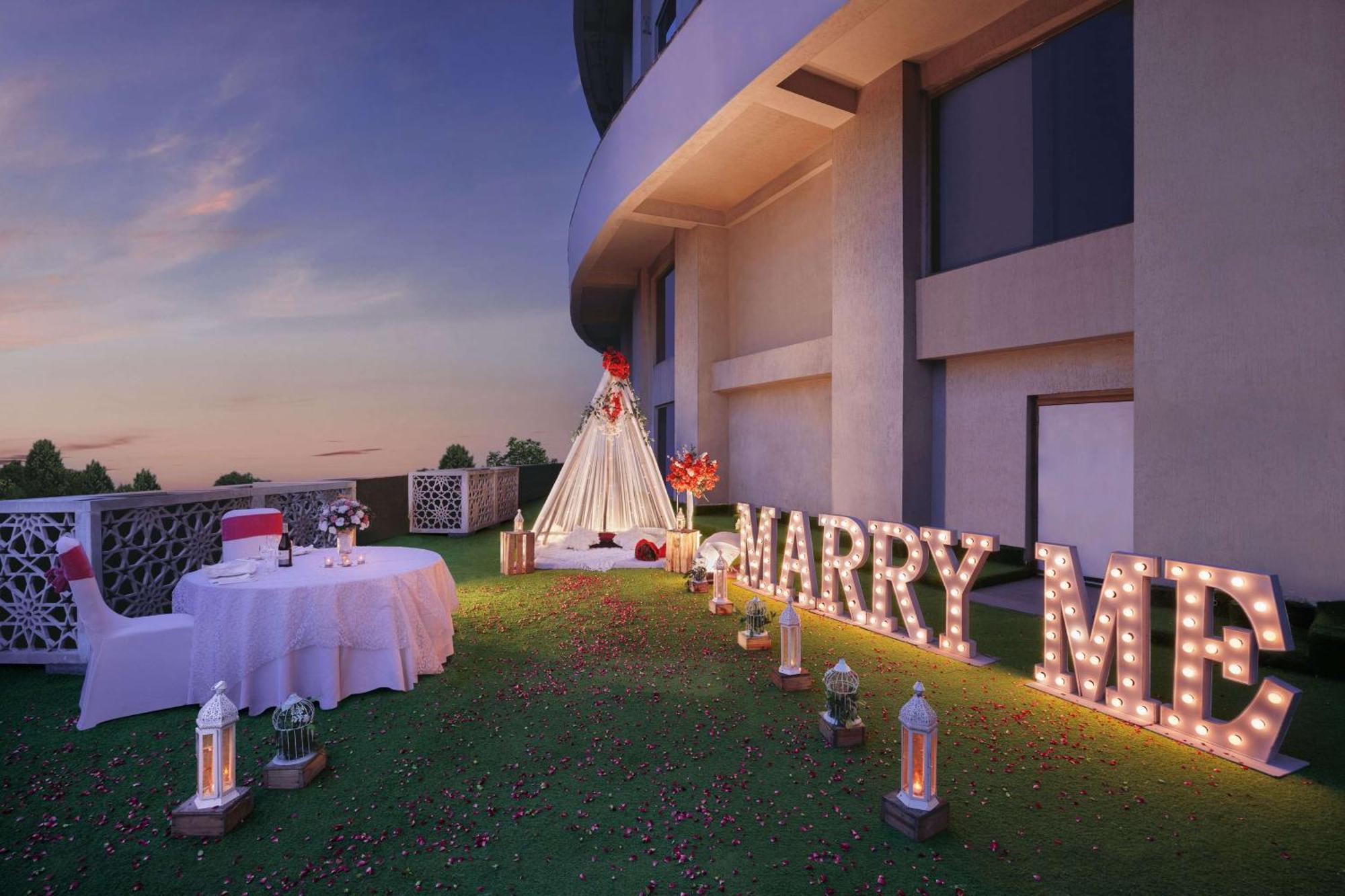 Radisson Blu Hotel New Delhi Dwarka Екстер'єр фото The Sky Garden
