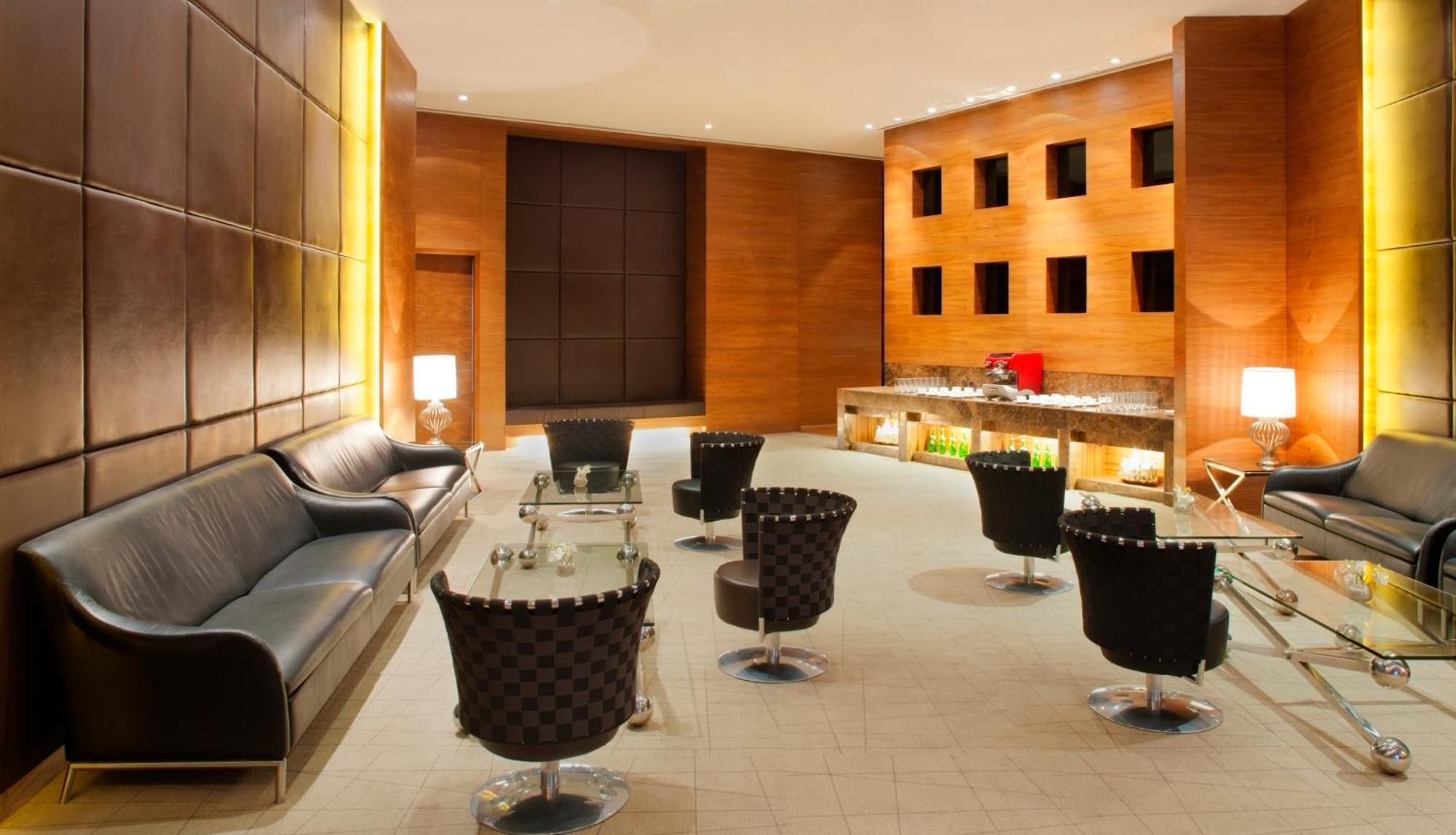 Radisson Blu Hotel New Delhi Dwarka Екстер'єр фото The lounge at the airport