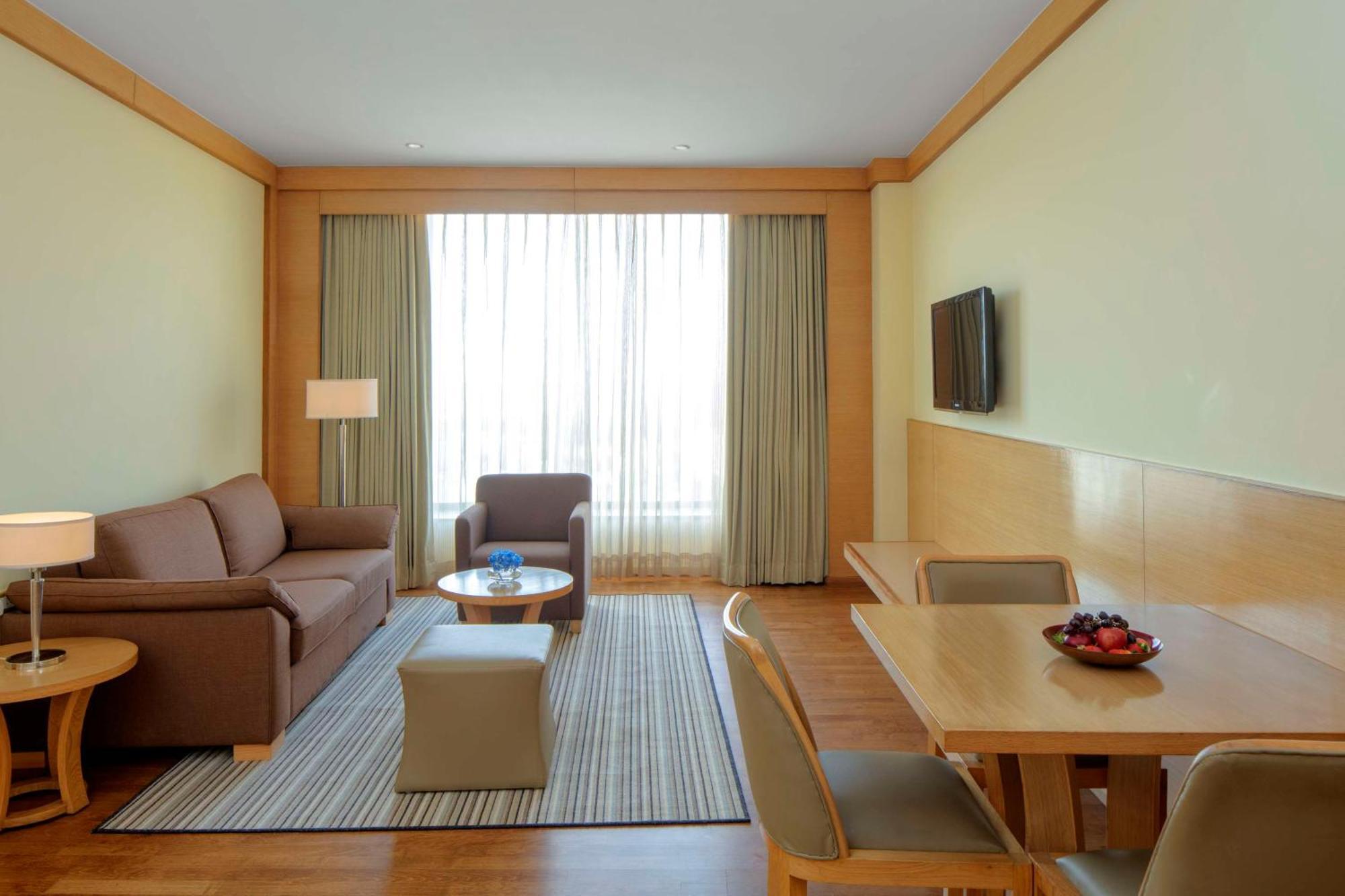 Radisson Blu Hotel New Delhi Dwarka Екстер'єр фото A living room at the Park
